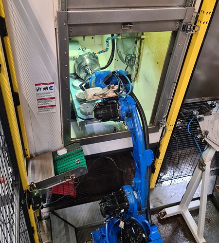 Roboterbeladung von Werkzeugmaschinen mit blauem Yaskawa-Knickarmroboter